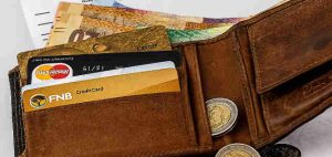 portfel karta debetowa kredytowa pieniądze
